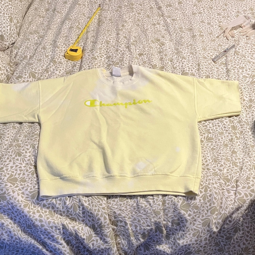 Champion Short Sleeve Crew Sweatshirt tie-dyed. Large